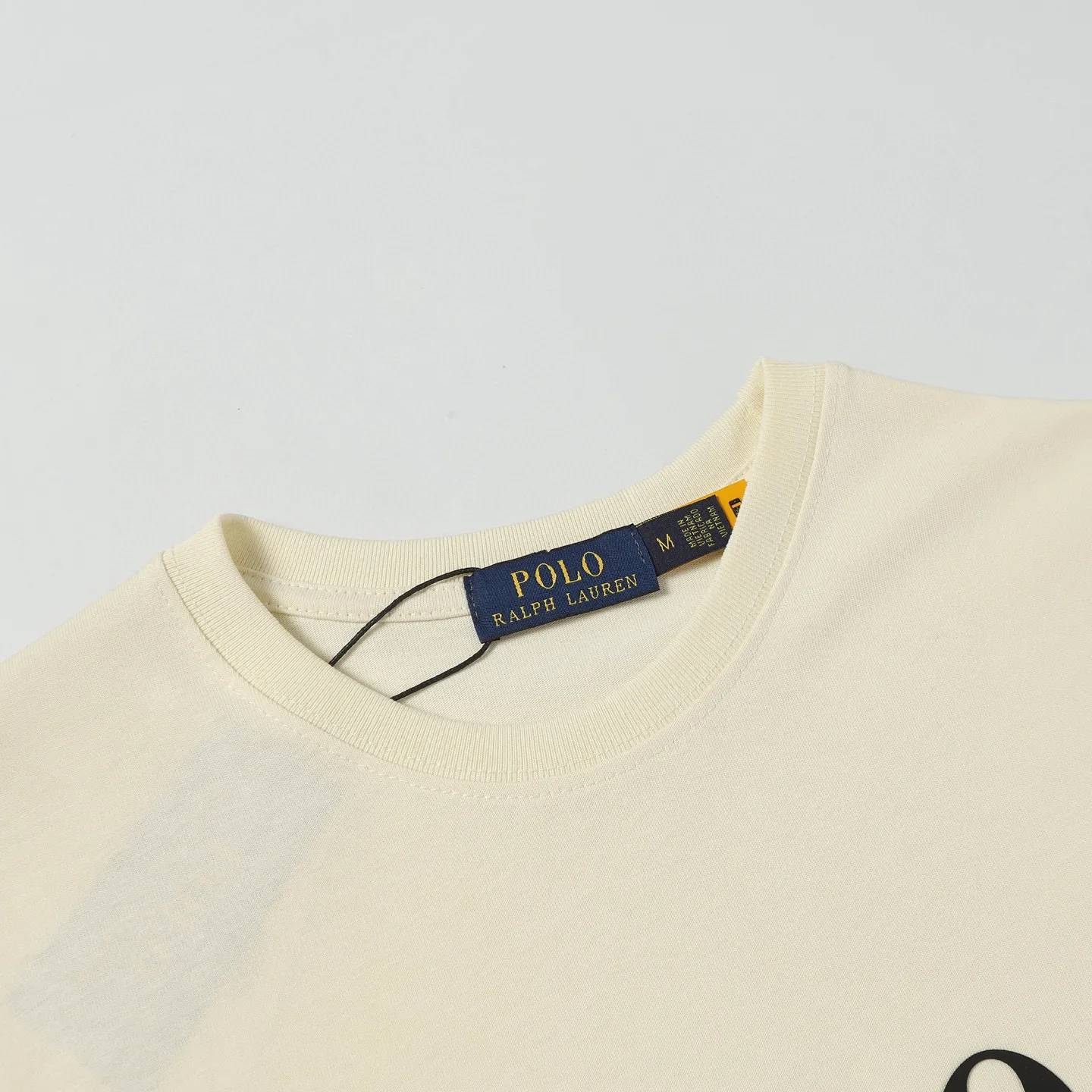 P126 Style number: 508 Ralph Lauren/Ralph Lauren 25ss new summer 3D silicone Polo embossed round neck T-shirt. The main logo on the neck has a QR code mark, which can be scanned for verification. It uses 3D silicone three-dimensional English letter logo embossing to distinguish low-low products on the market. 32 counts, 240g hydrophilic toner, 100% cotton fabric, comfortable and soft, highly breathable, focusing on high-end cost-effectiveness, needless to say good quality. Available in a variety of colors, both boys and girls can try this genderless style, giving them a yuppie tone in no time. Immerse yourself in your leisurely style, and have your own style in retro. Natural, vivid and very French romantic feelings, perfectly integrating youthful atmosphere and trend. Color: off-white, navy blue, dark green, light green Size: S-xL S Shoulder width 44 Bust 104 Sleeve length 23 Clothing length 72 M Shoulder width 45 Bust 108 Sleeve length 24 Clothing length 74 L Shoulder width 46 Bust 112 Sleeve length 25 Clothing length 76 xL Shoulder width 47 Bust 116 Sleeve length 26 Clothing length 78